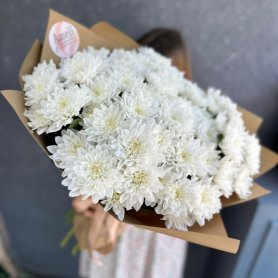 Букет с хризантемами «Белая ночь» от интернет-магазина «Амелли» в Казани